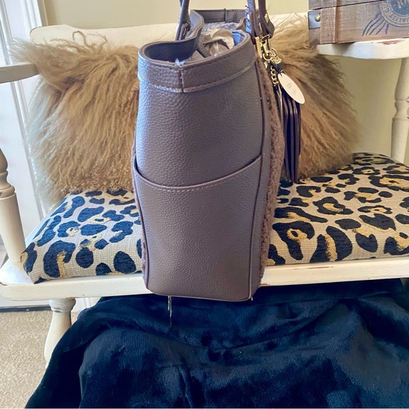 NWT’s Rachel Zoe Sherpa fall tote bag with card case and tassel key chain. - Picture 9 of 13